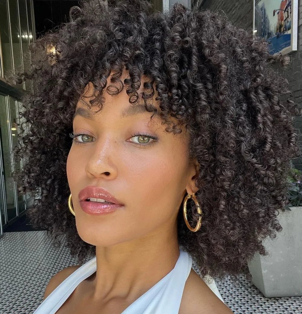 Cachos impecáveis: produtos indispensáveis para definição, brilho e proteção - Imagem do artigo