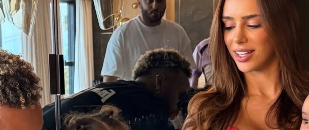 Mesversário minimalista: Neymar e Bruna Biancardi festejam 5 meses de Mel com bolo único e clima família - Imagem do artigo