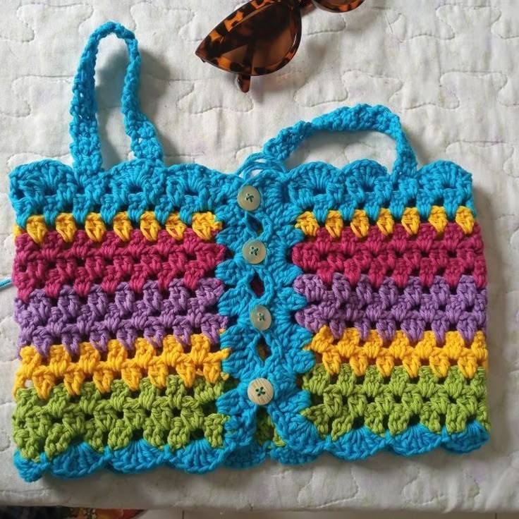 Regata de crochê viraliza como peça-chave do blazer ao jeans - Imagem do artigo original