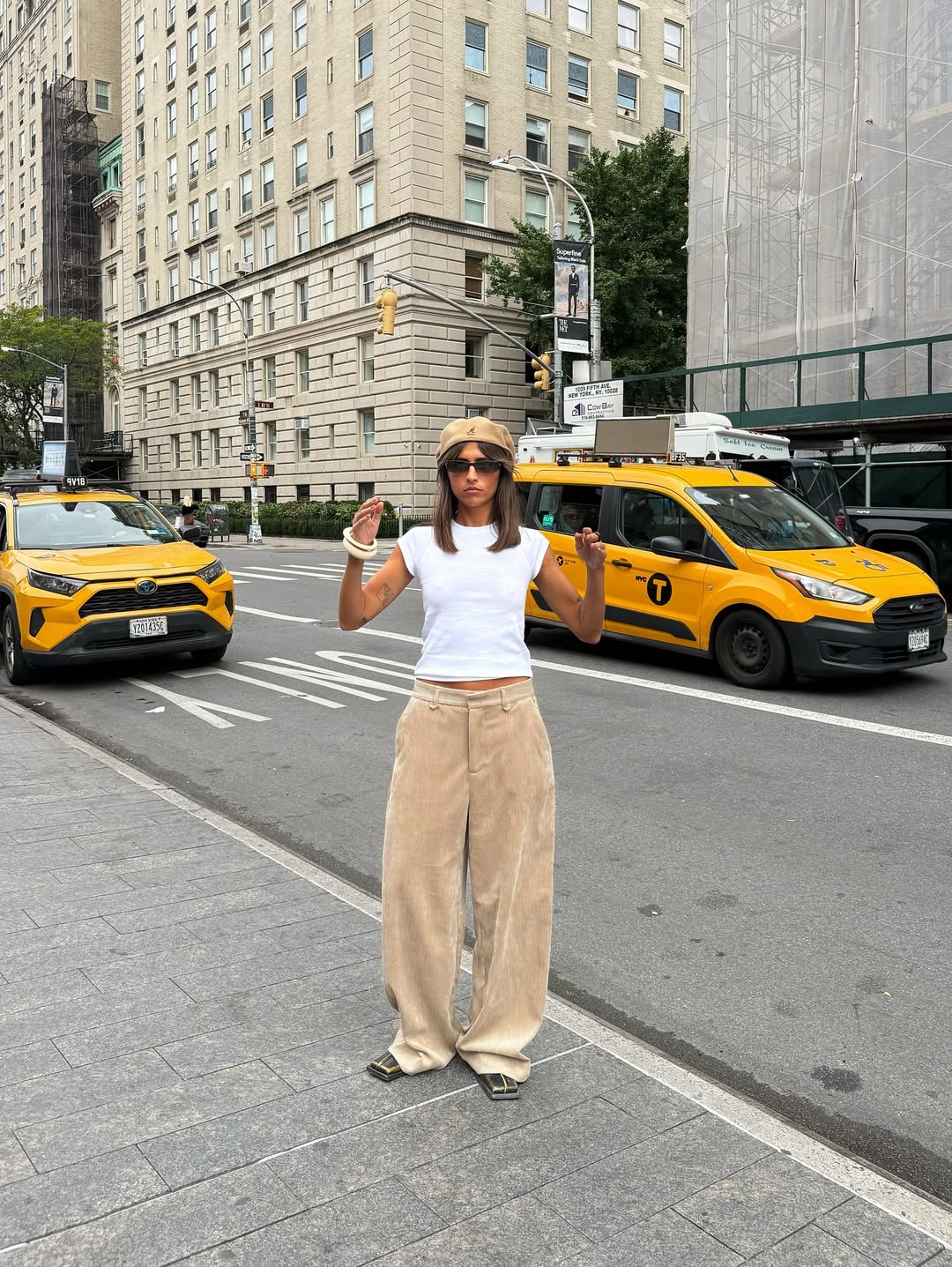 Calça bege domina armários e viraliza com 7 novas combinações - Imagem do artigo original