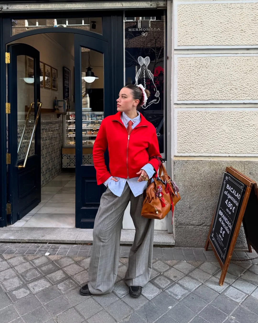 Como usar calça de alfaiataria cinza além do escritório » STEAL THE LOOK - Imagem do artigo