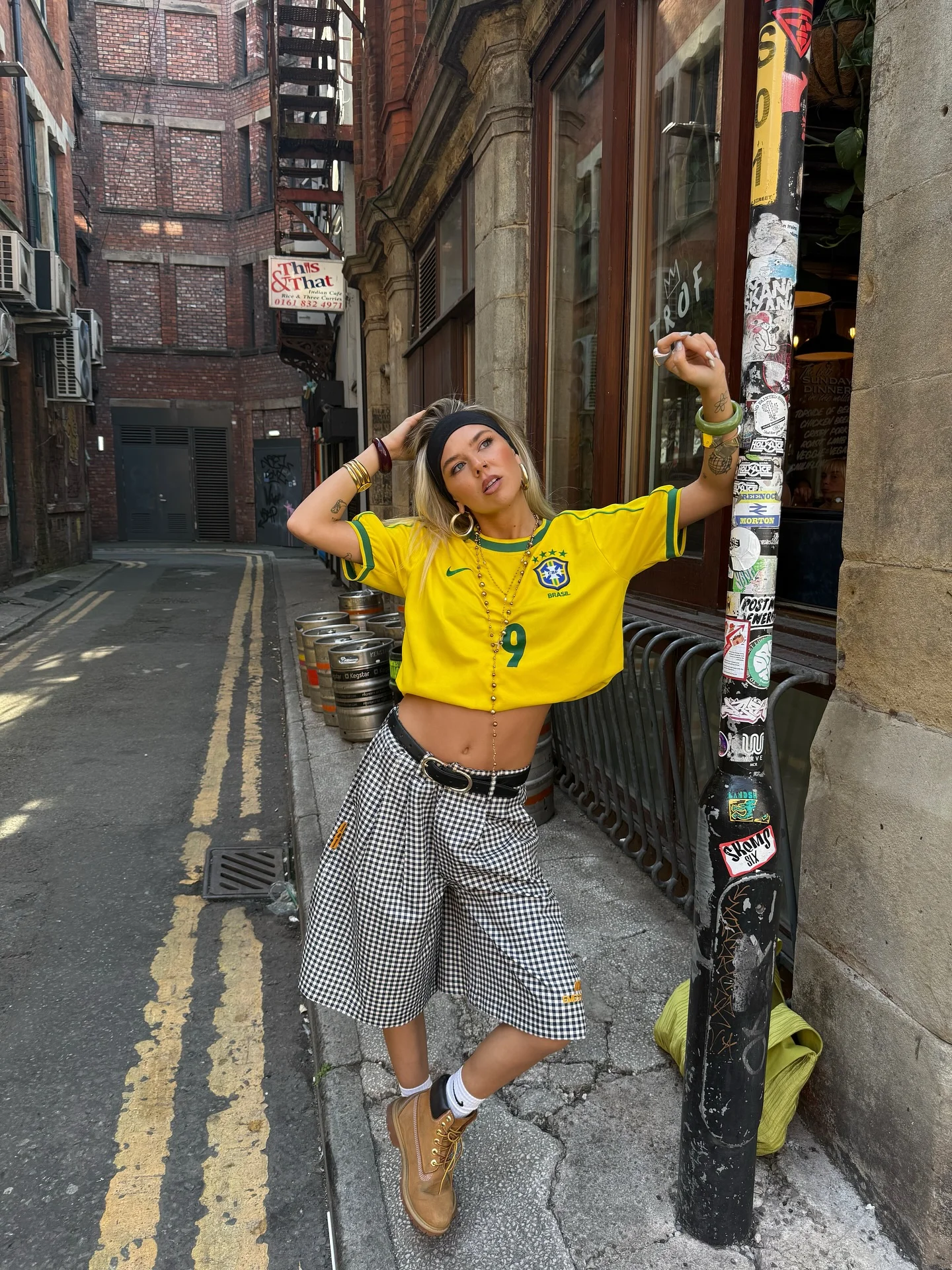 7 looks com camisa de time que são descomplicados e super estilosos » STEAL THE LOOK - Imagem do artigo