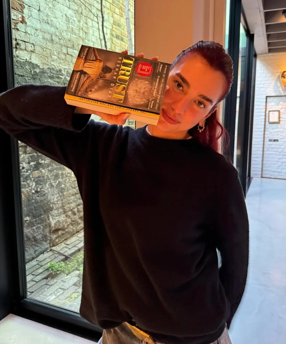 Te contamos quais são os livros que as celebridades amam » STEAL THE LOOK - Imagem do artigo