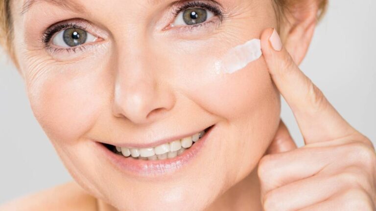 Passo a passo para ter uma pele lisa como pétala com rotina simples de cuidados Passo a passo para ter uma pele lisa como pétala com rotina simples de cuidados