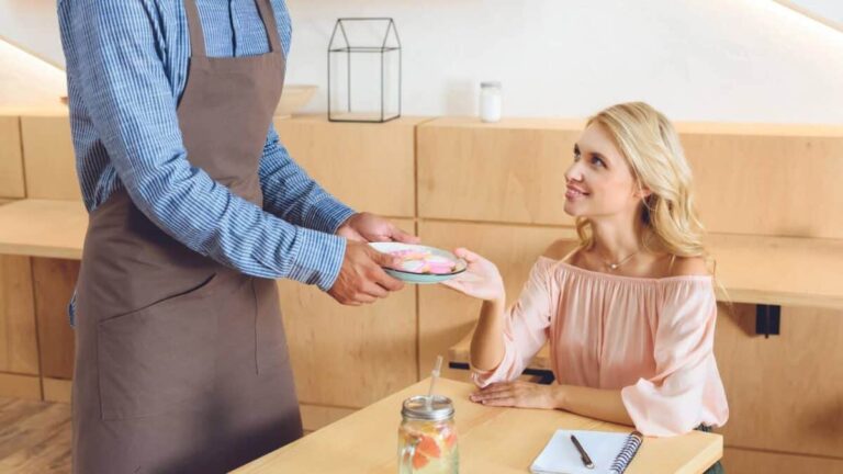 Ajudaria o garçom a recolher os pratos? A psicologia revela o que esse gesto diz sobre você Ajudaria o garçom a recolher os pratos? A psicologia revela o que esse gesto diz sobre você