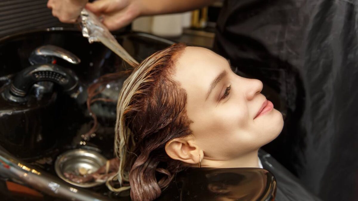 Adeus aos fios brancos em 1 dia: receitas naturais que funcionam em casa - Imagem do artigo