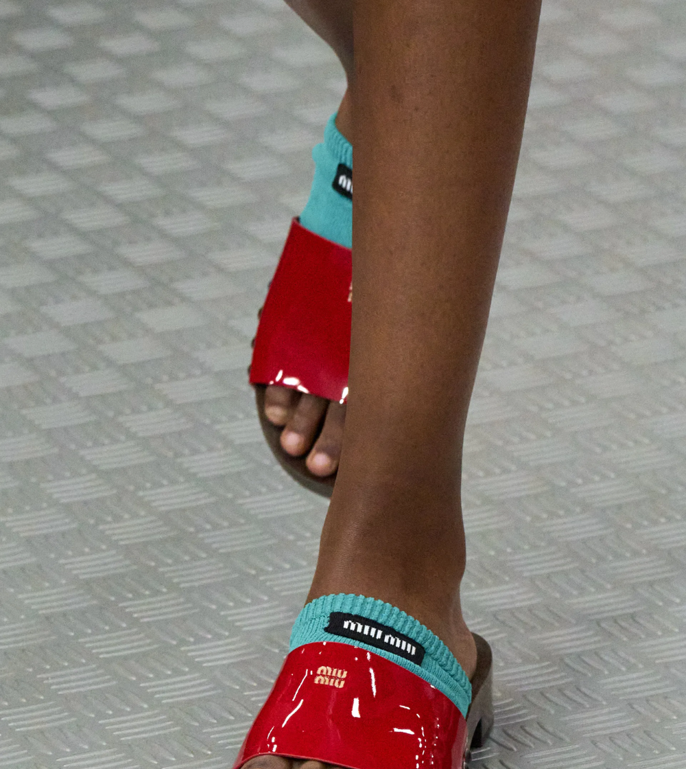 Tamanco de madeira volta com força: veja como usar o sapato boho que domina 2025 - Imagem do artigo original