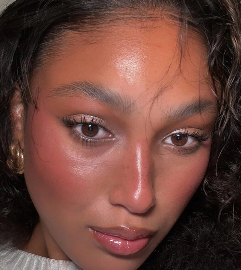 Blush rosa queimado de sol: o rubor que vai explodir no verão 2026 e garantir efeito pós-praia instantâneo