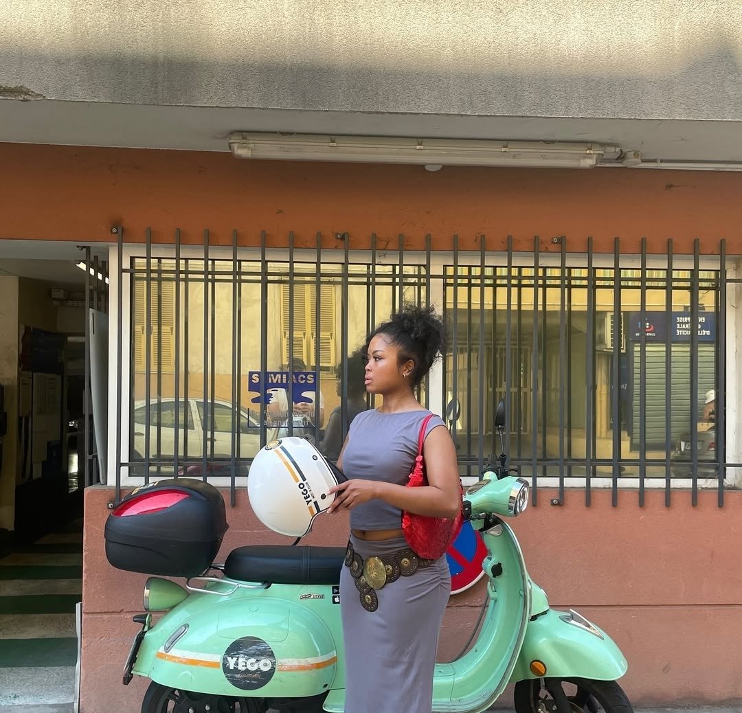 Sandália com flor: o hit divertido que promete dominar o verão - Imagem do artigo original