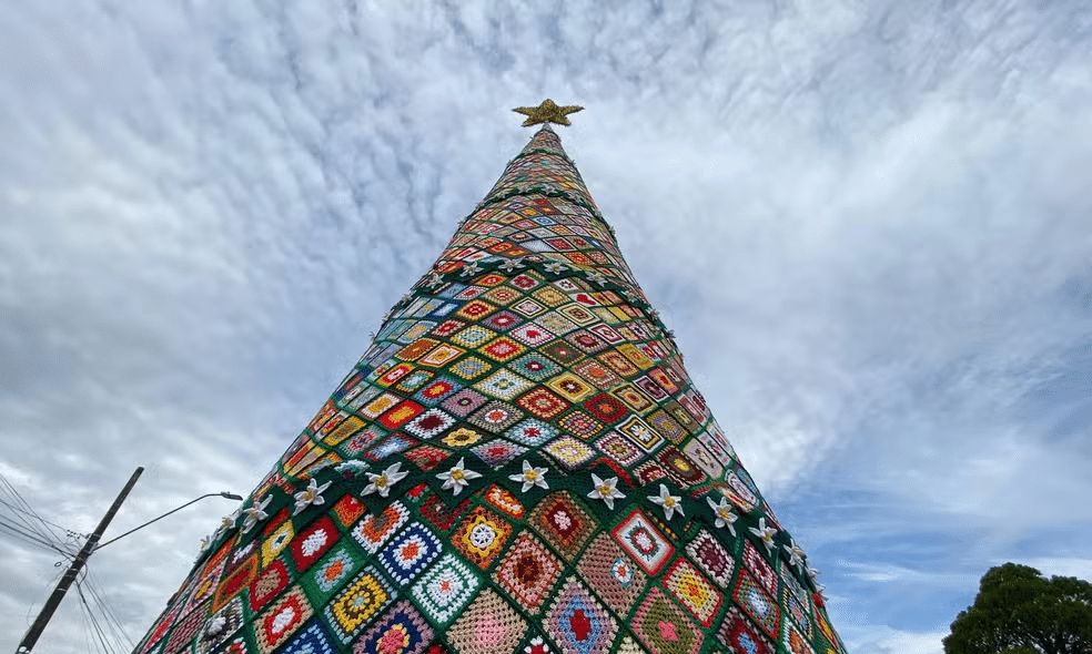 Árvore de Natal de 12 m em crochê transforma Rodeio (SC) em vitrine de arte coletiva - Imagem do artigo original