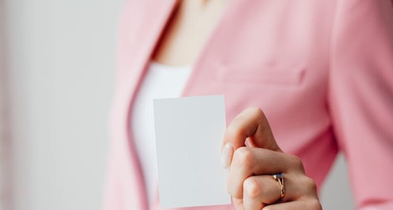 Unhas fracas e descamando? Veja como o esmalte fortalecedor pode virar o jogo