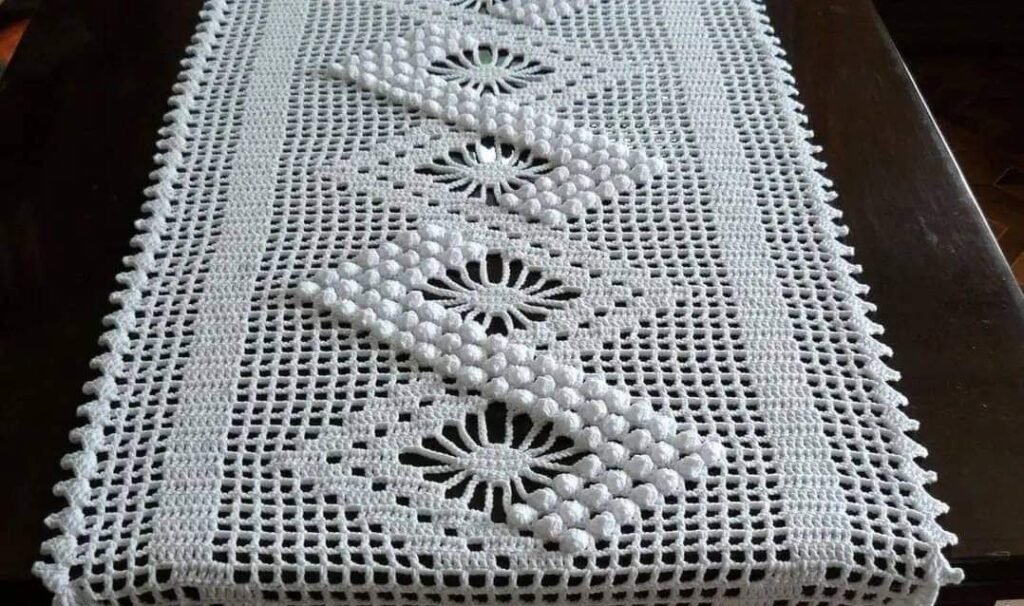 Trilhos de mesa em crochê: 3 modelos simples que viram destaque instantâneo na decoração - Imagem do artigo original