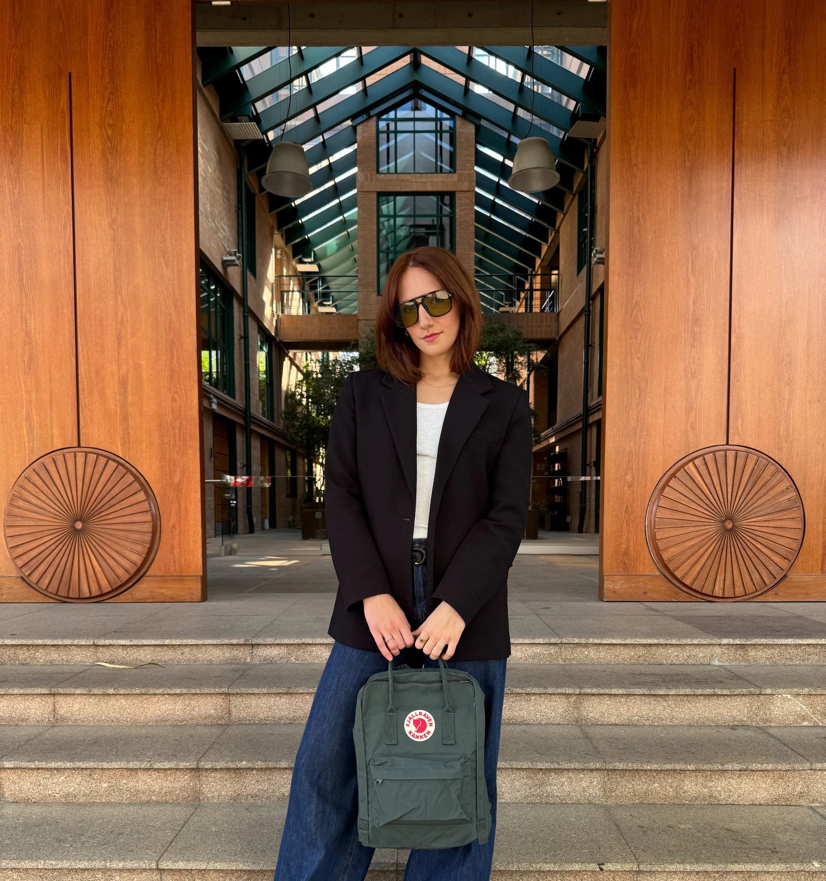 A mochila que virou peça-chave do office look: conheça a Kånken e eleve seu estilo no trabalho - Imagem do artigo