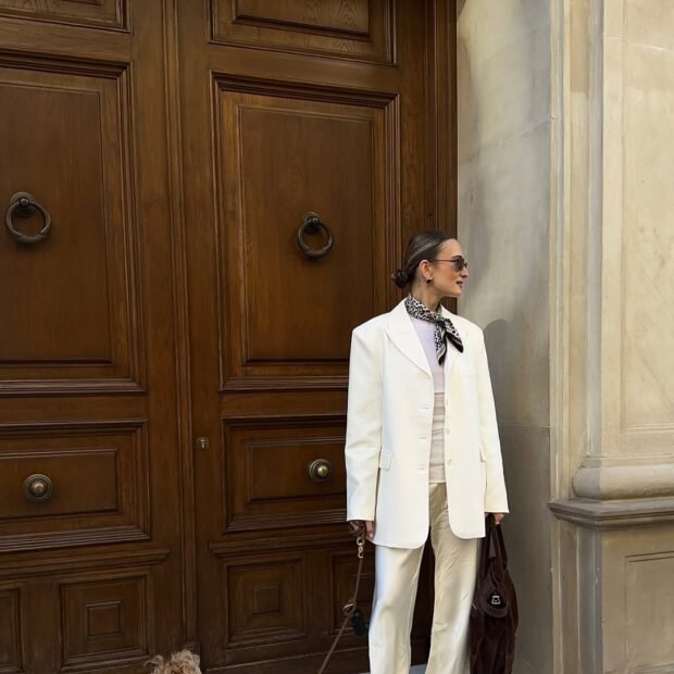 Calça branca: a tendência que está dominando o street style com 5 looks de impacto - Imagem do artigo original