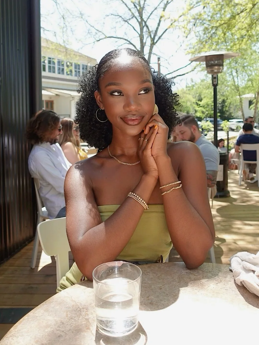 Penteados afro dominam as festas; seis estilos rápidos viralizam agora - Imagem do artigo