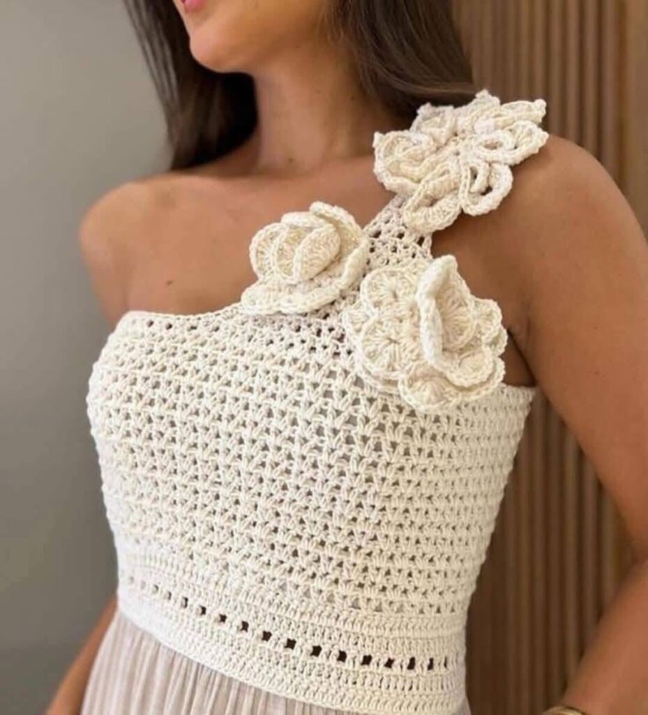 Crochê coordenado dispara: blusa e bolsa viram look de impacto - Imagem do artigo original