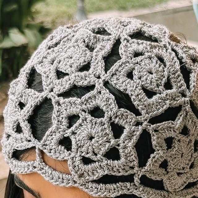 Headpieces de crochê viralizam e dominam o visual do verão 2025 - Imagem do artigo original