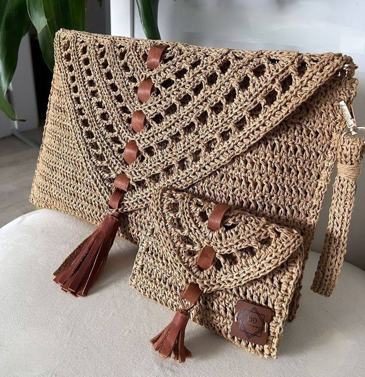 Bolsa de crochê supercriativa domina street style e passarelas globais - Imagem do artigo original