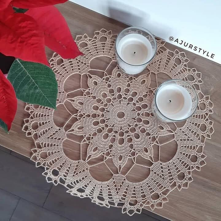 Caminho de mesa em crochê domina decoração 2025 e viraliza - Imagem do artigo original