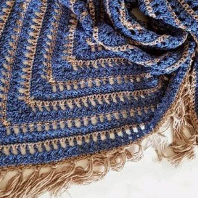 Xales de crochê viram febre: peças leves dominam looks de meia-estação - Imagem do artigo original