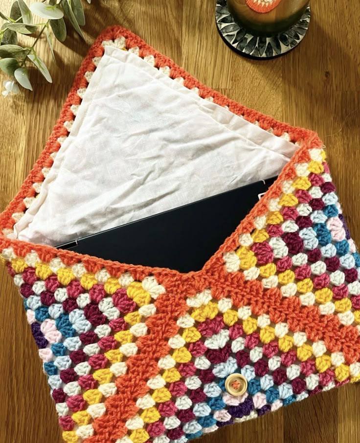 Carteiras de crochê rígidas viralizam com fecho retrô - Imagem do artigo original