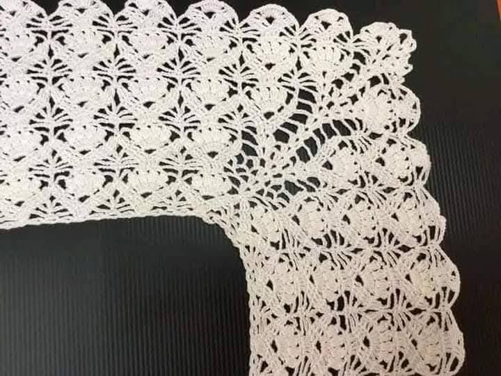 Regatas de crochê viralizam e dominam looks urbanos de verão - Imagem do artigo original