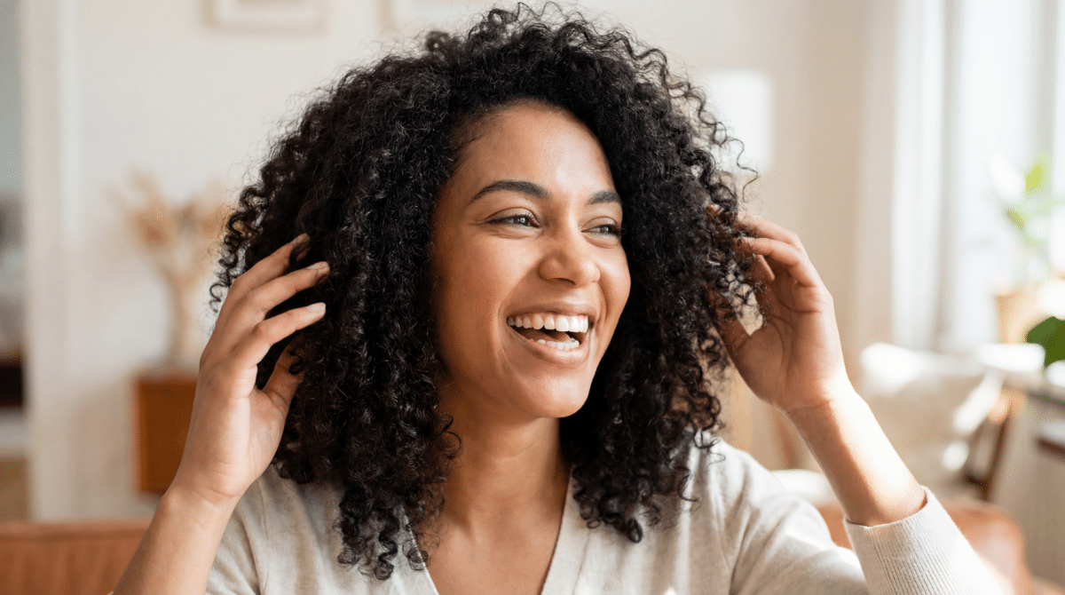 Vinagre de maçã viraliza ao selar cachos e apagar o frizz - Imagem do artigo original