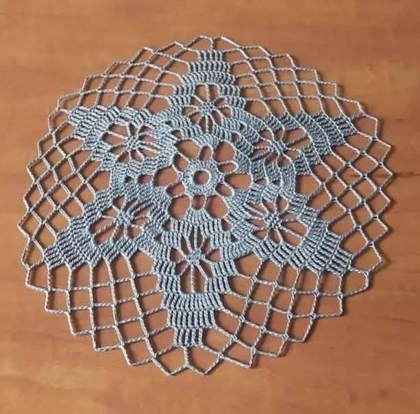 Centros de mesa em crochê viralizam como toque terapêutico na casa - Imagem do artigo original