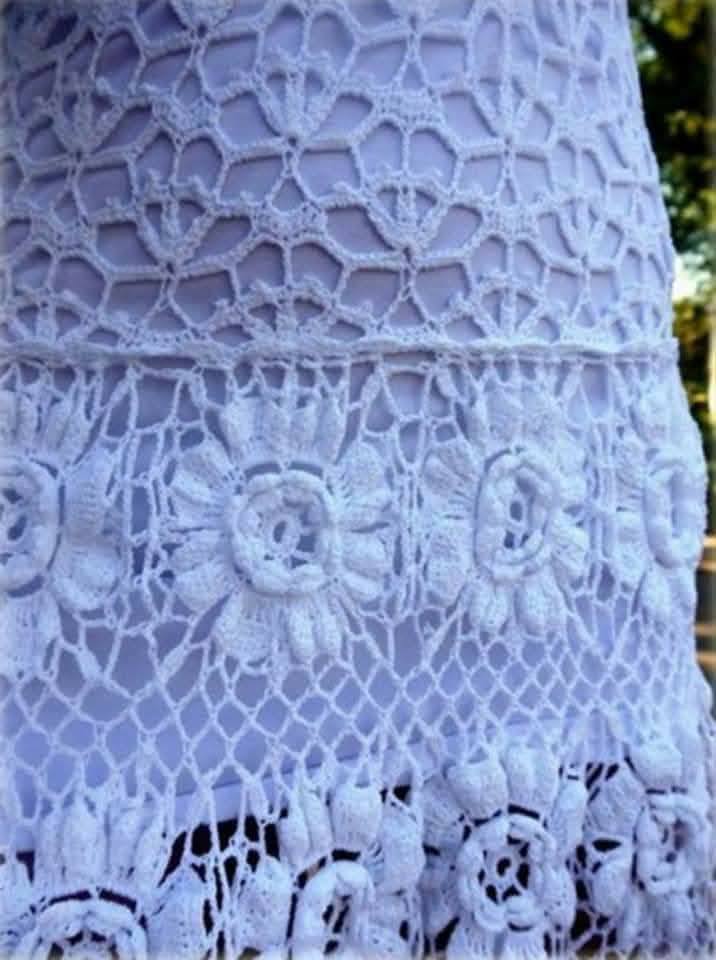 Vestidos de crochê com pontos-joia dominam festas de verão SLUG: vestidos-croche-joia CONTEÚDO: Eu acompanho de perto o avanço do crochê na moda festa e confesso que me impressionou ver como a técnica ganhou status de alta costura nesta temporada. As tramas artesanais incorporaram gráficos elaborados, cores ousadas e acabamentos dignos de passarela, abrindo caminho para vestidos exclusivos que roubam a cena em casamentos, formaturas e eventos noturnos. Do artesanal ao contemporâneo Criar um vestido de crochê fora do lugar-comum exige mais do que dominar o ponto alto. Designers experientes defendem a mistura de pontos complexos, recortes modernos e detalhes de styling que transformam o fio em verdadeira joia de vestir. O resultado é uma peça que mantém o charme manual, mas conversa com tendências de passarela. Modelagem que valoriza cada silhueta A elasticidade natural do crochê é aliada do caimento, desde que o design respeite o biotipo.  <strong>Ampulheta</strong> – cintura marcada, pontos fechados no abdome e trama mais solta no quadril para realçar curvas. <strong>Retangular</strong> – recortes laterais e babados estratégicos criam ilusão de curvas. <strong>Pera</strong> – decotes elaborados ou mangas volumosas equilibram o quadril; saia evasê alonga a linha do corpo. <strong>Oval</strong> – corte império logo abaixo do busto e pontos verticais evitam volume na região abdominal.  Cores, texturas e brilhos em destaque O crochê da estação aposta em combinações que fogem do óbvio:  <strong>Tons terrosos profundos</strong> – terracota, verde oliva e mostarda garantem ar boho-chic em cerimônias diurnas. <strong>Degradê suave</strong> – fios matizados dispensam trocas constantes e geram transições de cor elegantes. <strong>Mix de materiais</strong> – seda no busto e algodão na saia criam contraste tátil e sofisticado. <strong>Brilho sutil</strong> – lurex ou pedrarias entrelaçadas dão luz sem pesar, ideal para festas à noite.  Forro certo, caimento perfeito Transparência controlada só funciona com forro que acompanhe a elasticidade da peça. Malha helanca, viscolycra ou segunda pele cortadas no viés são as opções técnicas mais seguras. O forro deve ser preso apenas nas costuras laterais e no decote, permanecendo solto na saia para não puxar pontos ao caminhar ou sentar. Acabamento interno impecável separa o amador do luxo boutique. Referências visuais Uma galeria com gráficos do nível intermediário ao avançado e fotos de vestidos prontos mostra como pontos e cores reagem à luz. A análise dessas imagens serve de ponto de partida para coleções exclusivas capazes de surpreender clientes que buscam sofisticação artesanal. Expanda sua criação O mesmo conceito de gráficos detalhados se estende a croppeds, almofadas de luxo e caminhos de mesa, ampliando o portfólio de quem aposta no crochê de alto valor agregado. - Imagem do artigo original