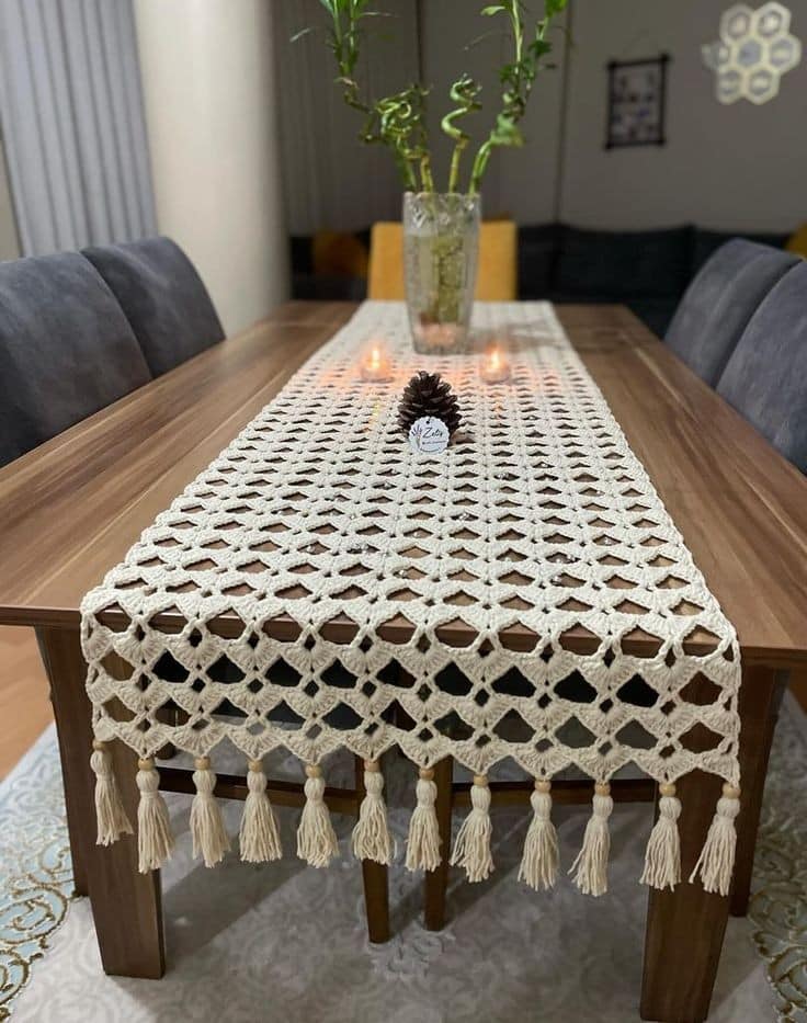 Caminho de mesa em crochê de luxo viraliza nas salas de jantar - Imagem do artigo original