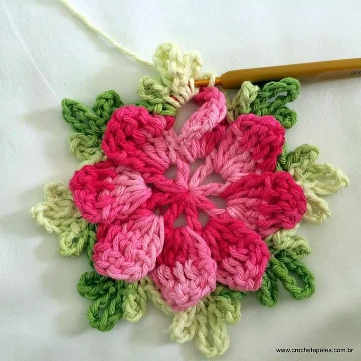Flores de crochê dominam looks e casas com toque 3D - Imagem do artigo original
