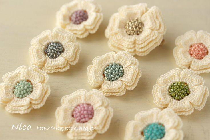 Flores de crochê ganham força: detalhe artesanal domina customização e upcycling em 2024 - Imagem do artigo original