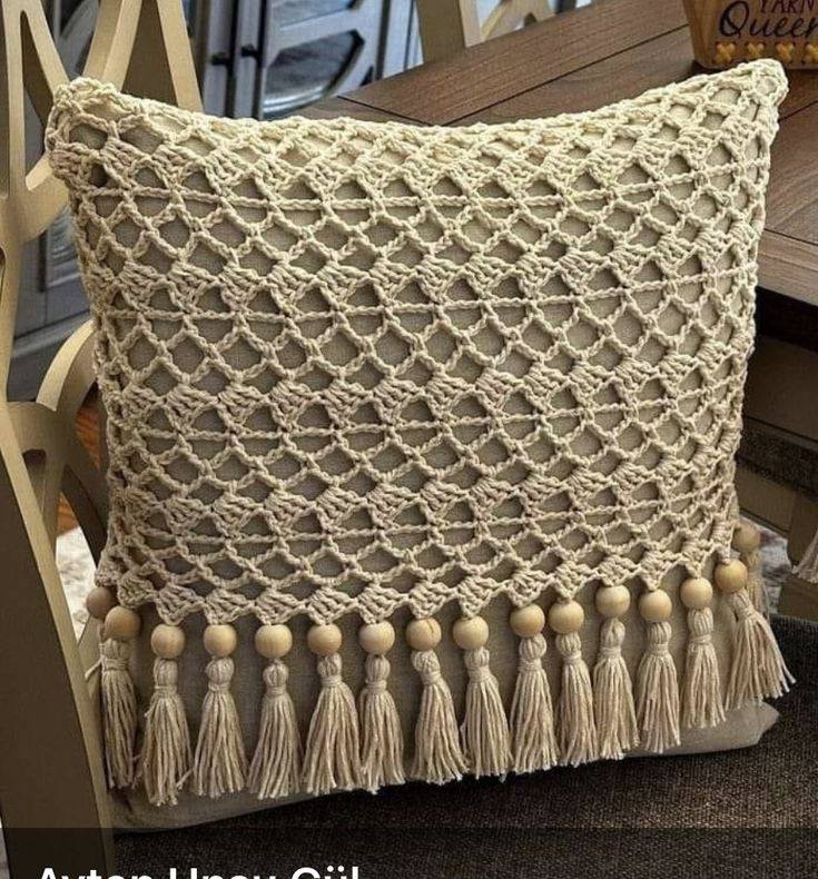 Almofadas de crochê dominam salas e viralizam como toque de luxo - Imagem do artigo original