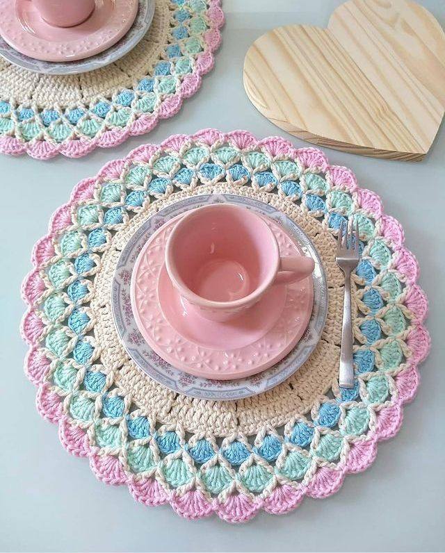 Sousplats de crochê coloridos dominam mesas brasileiras e viralizam pela criatividade - Imagem do artigo original