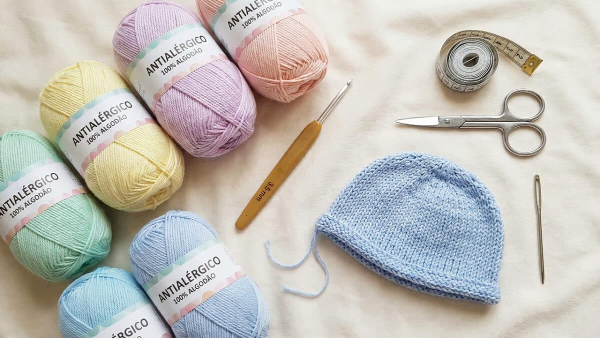 Crochê infantil viraliza com touca que abraça e protege bebês - Imagem do artigo original