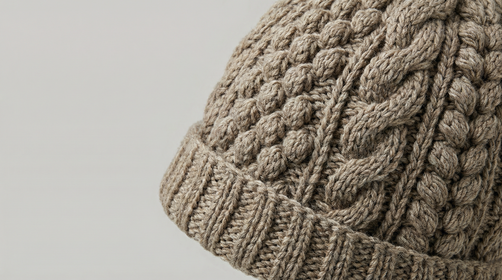 Toucas de crochê 3D dominam o inverno 2026 com modelagem perfeita - Imagem do artigo original