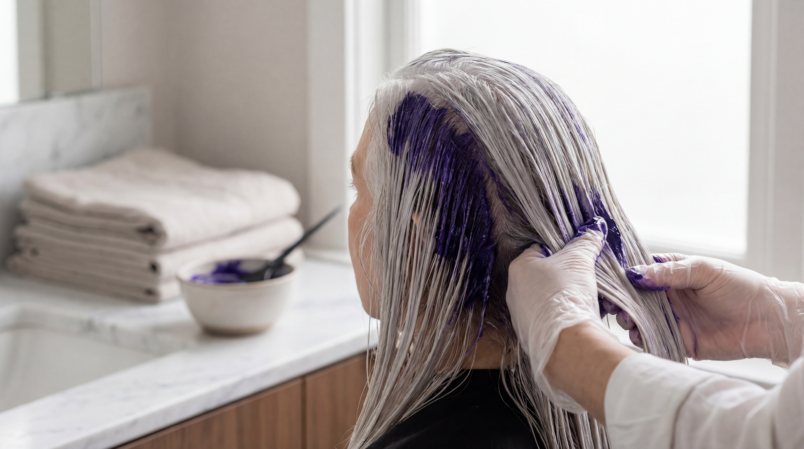 Fios brancos sem amarelo: matização violeta viraliza entre adeptos do platinado - Imagem do artigo original