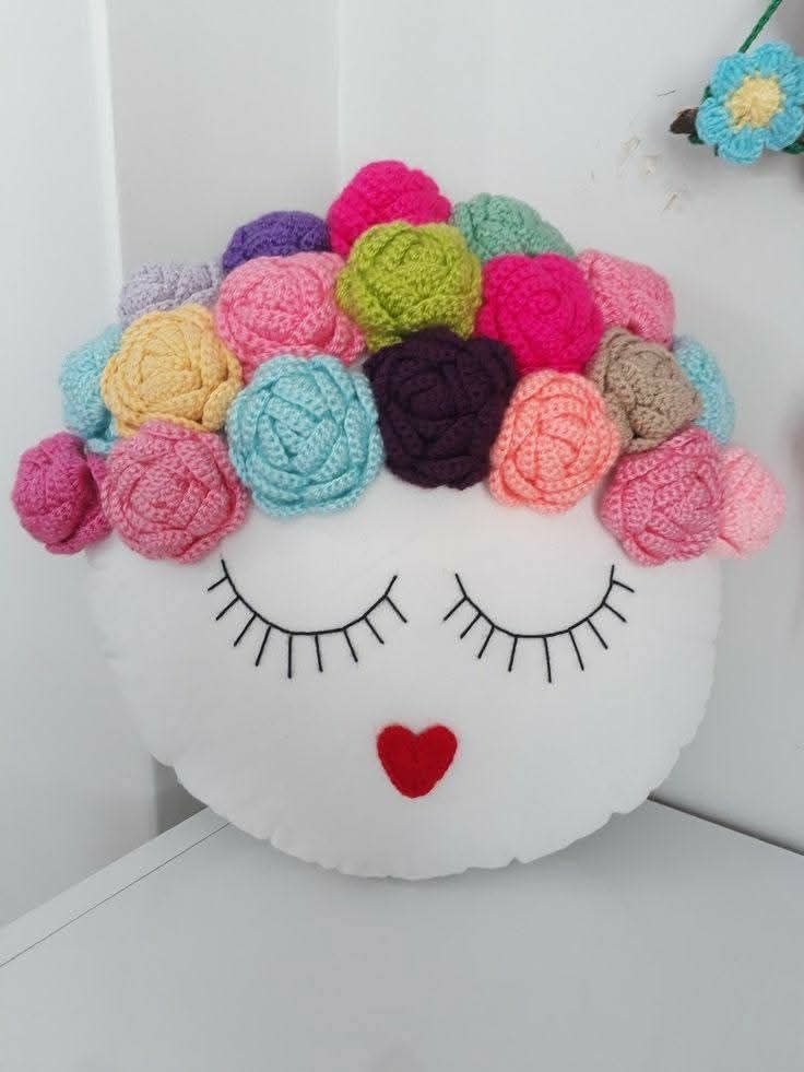 Almofadas de crochê viralizam ao dominar salas minimalistas e rústicas - Imagem do artigo original