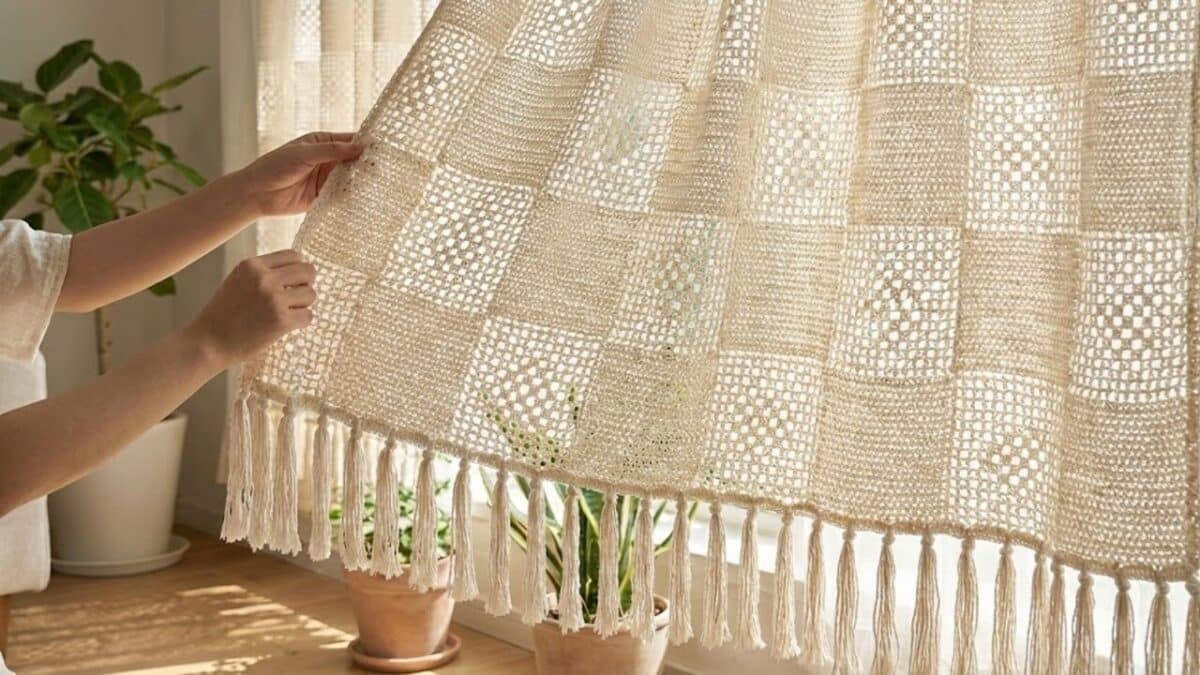 Cortina de crochê com squares viraliza: luz filtrada, design único - Imagem do artigo original