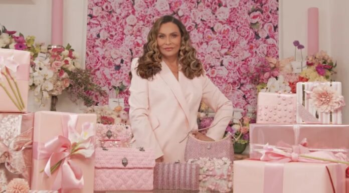 Mãe de Beyoncé brilha em campanha da Kurt Geiger com bolsas rosa