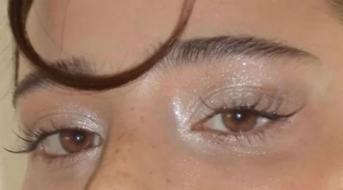 Sombra brilhante: make rápida para quem não sabe maquiar