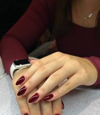 Tons de esmalte para encontro: 5 cores ideais à noite